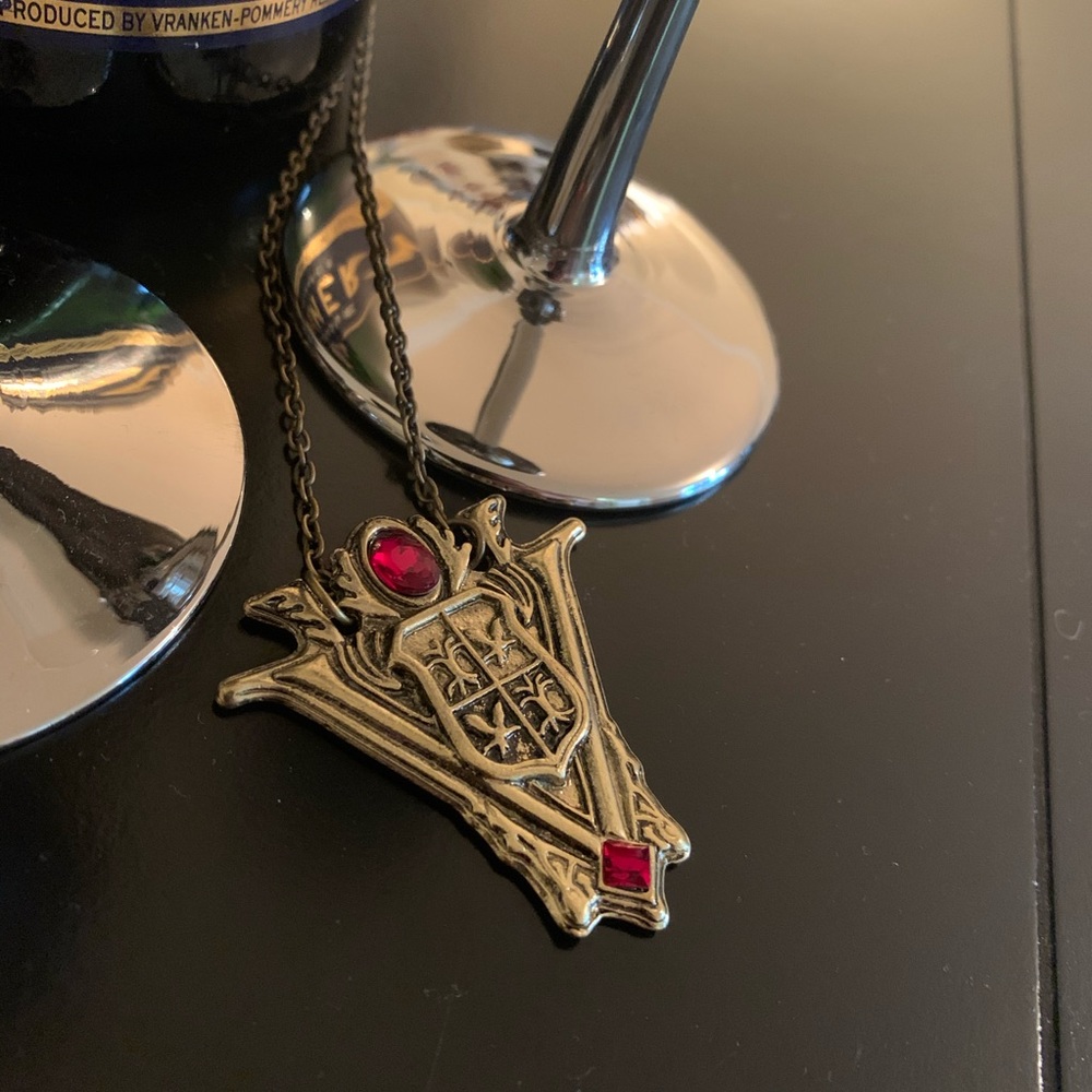 Classic Twilight Saga Eclipse Volturi Necklace